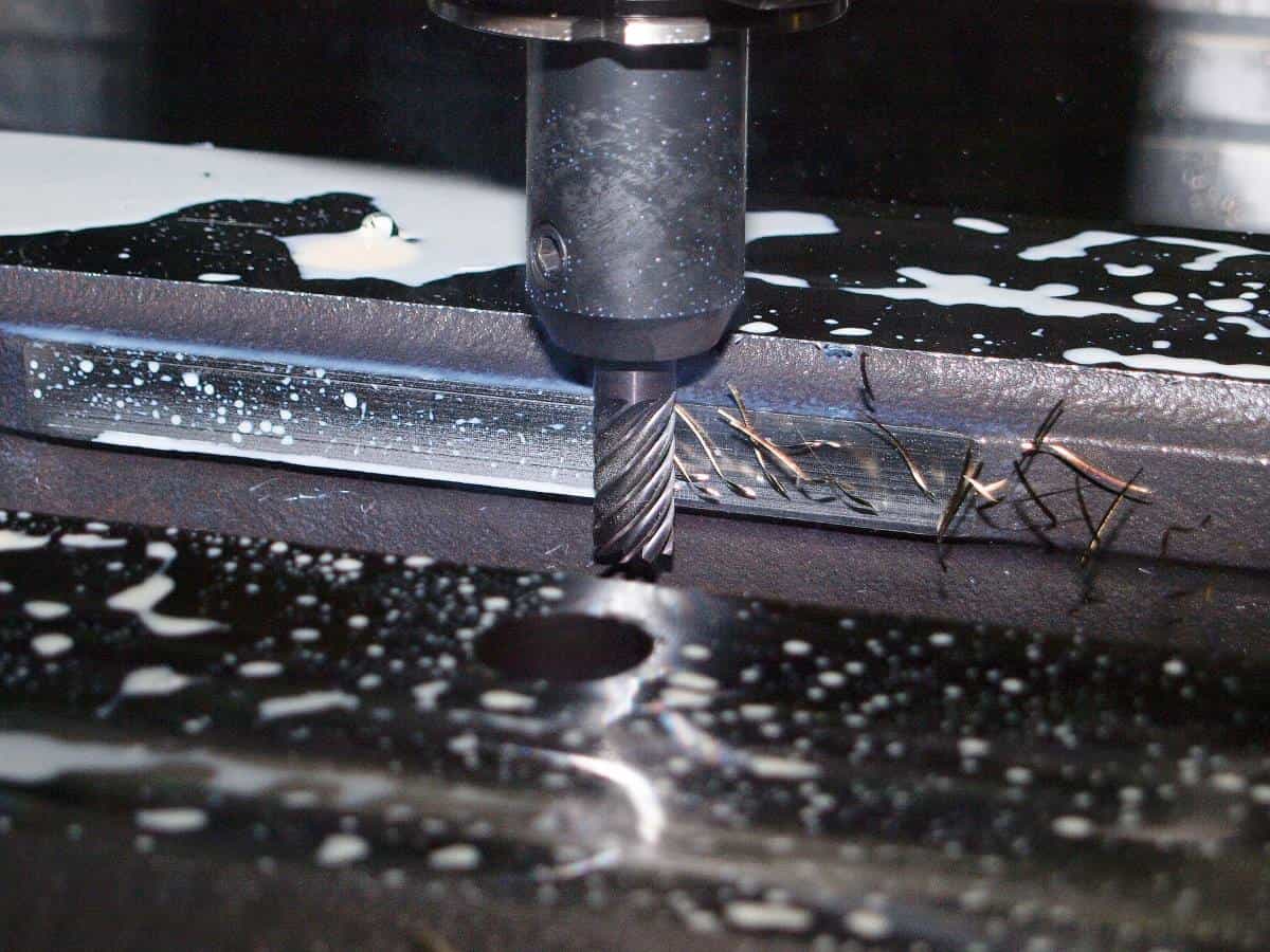 Usinage CNC avec une fraise 6 lèvres pour un état de surface irréprocjahe